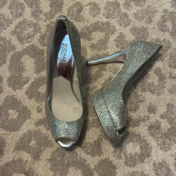 Michael Kors Sparkly Silver 4 Inch Heels Size 9 - Picture 2 of 4